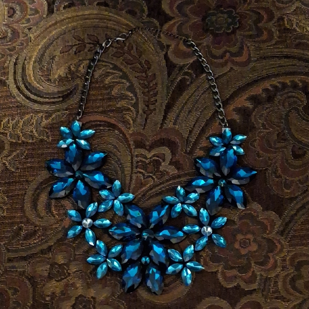 Elegant Blue Floral Necklace